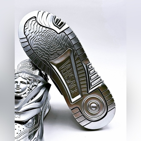 VERSACE Odissea Metallic Sneakers
Brand new with dust bags. Size 45 - Picture 4 of 5